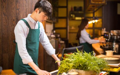 饭店服务员工资一般多少（饭店服务员有多难）