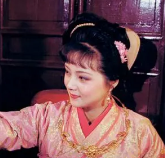 在小说红楼梦中，贾府众人为何叫宝钗为宝姑娘？