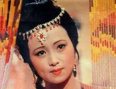 小说红楼梦中秦可卿已经去世，她是如何知道元春封妃的事情的？