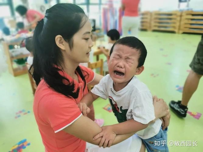 怎么让小孩上幼儿园不哭闹(家长需要怎么做)